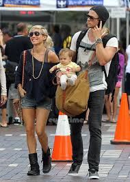 Elsa pataky and her hubby chris hemsworth have jetted off to thailand on a family holiday with their three children. Pin By Mizzshiny On Celebrity Fashion I Love Chris Hemsworth Hemsworth Elsa Pataky