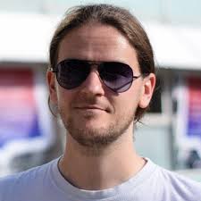 Lee Davison's Instagram, Twitter & Facebook