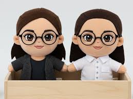 用Google Whisk AI 測試混合相片, 選擇Style, 物件(例如人物) 和情景之後混合出新的影像。 毛公仔效果就非常可愛。  不知道為什麼扣針版本..... 媽媽變成阿婆，Mia 變成黑人…. Google 因為政治正確嗎？ *第一第二幅照片用AI製作