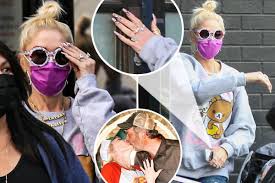 Gwen stefani is sharing the first glimpse of her diamond engagement ring from fiancé blake shelton. Gwen Stefani Flashes Huge 500 000 Engagement Ring From Blake Shelton After Backlash For Calling The Voice Star Dumb