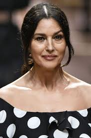 La femme mûre ne domine pas, elle inspire. Elle ne provoque pas, elle  intrigue. Elle n'est pas simplement intelligente, elle incarne la sagesse.  Elle ne force pas les choses, elle ouvre des