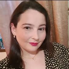 Entro no mercado , dia de feira e aproveito pra levar frutas e verduras da  semana . Tudo super em conta. Do meu lado , uma mulher e o marido . Ela