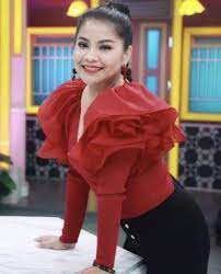 ตั๊ก ศิริพร และ นุ้ย เชิญยิ้ม มาช่วยให้กำลังใจ โหน่ง ชะชะช่า พร้อมกับจับไมค์ร้อง เพลง เป็นนักร้องจิตอาสาช่วยวัดพระบาทน้ำพุ. 2zxb6u1lb3mham