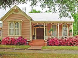 Sandra foster turned a catskills hunting cabin into the romantic victorian cottage she had always wanted, using vintage columns, flooring and wavy glass windows, and doing the carpentry herself. A Palette Of Pink Victorian Homes House Exterior Cottage Homes