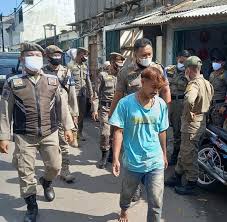 Ternyata selain berkedudukan sebagai aparat pemerintah daerah, satpol pp juga merupakan pegawai negeri sipil (pns) yang (untuk jabatan tertentu) dapat menggunakan senjata api sekaligus melakukan penyidikan saat terjadi pelanggaran perda/perkada. 2qduc3pxkwdcom