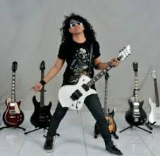 Bandung, kompas tv satuan reserse narkoba polrestabes bandung mengamankan vokalis band kapten, a z, saat tengah mengkonsumsi sabu, di kamar kostnya, di jalan cikondang, kecamatan. Cakra Manggabarani Alumni Pesantren Ddi Pinrang Kini Gitaris Band Rock Tribun Timur