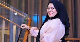 Hingga kini, ibunda dari shafa haris ini belum berencana untuk menikah lagi. Sarita Pamer Potret Tanpa Hijab Wajahnya Sukses Jadi Sorotan