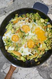 Oeufs Au Plat Courgettes Et Fleurs De Courgette Recette Simple Recette Recette Plat Facile Plat Courgette Oeuf Au Plat