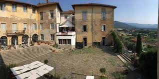 Di antichissima origine, è stato assiduamente abitato prima dagli etruschi e poi in epoca romana. Italart Santa Chiara Study Center Castiglion Fiorentino Ar Pentium Associati Studio Tecnico