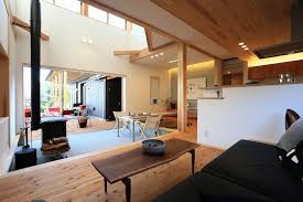 2017グッドデザイン賞を受賞した 若里の家 リビングから土間サロン ウッドデッキを介して庭まで連続する一体空間はのびやかで アウトドアを日常の一部として暮らすライフスタイル提案が評価されました 設計施工 工房信州の家 株 フォレストコーポレーション