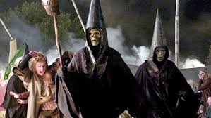 Han beskrivs som en koppärrig man med flottigt hår. 12 Biggest Retcons In Harry Potter Movies