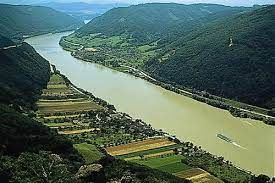 Donau­dampf­schiffahrts­elektrizitäten­haupt­betriebs­werk­bau­unter­beamten­gesellschaft is a compound word that serves as an example of the virtually unlimited compounding of nouns that is possible in many germanic languages. Donau Fluss Aeiou Osterreich Lexikon Im Austria Forum