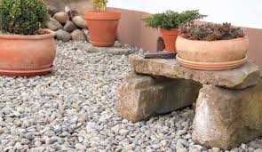 Aufbau der trockenmauer ihres steingartens wer einen steingarten anlegen möchte, hat die wahl zwischen einer bereits vorhandenen mauer, einem kiesbett oder einer neu aufgebauten trockenmauer mit zwei wänden, die durch substratauffüllung in der mitte sowie in den fugen platz für steingartenpflanzen bietet. Steingarten Anlegen Gestalten Ideen Bilder Beispiele