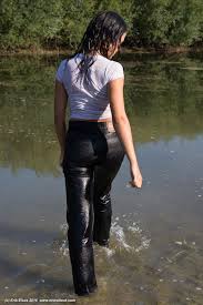 The wetlook hunter finds kinga. Ee Wetlook Unedited 08 November 2016 Video Bilderserie Eva In Einem See In Levi S Jeans Und Turnschuhen Eewetlook Com Deutscheswetlookforum De