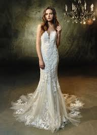 Hochwertige hochzeitskleider in großer auswahl an brautkleider brautjungfernkleider,blumenmädchenkleider und mehr modische hochzeitsmode. Cremefarbenes Vintage Brautkleid Mit Spitze Und Tiefem Herzausschnitt Von Blue By Enzoani Modell Lilac Heiraten Mit Braut De