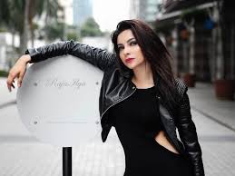 Beliau terkenal menerusi watak azura hanim dalam filem suamiku encik perfect 10 (2015). Raja Ilya Bedah Untuk Cantikkan Tubuh Demi Marvel News Features Cinema Online