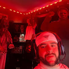 Do multiplay farms stay open when logged off?