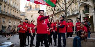 Et la fête prend tout son sens ! Place Du Palais A Proximite De La Maison Des Basques A Bordeaux Hotel De Guyenne A Talence