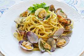1/2 bicchiere di vino bianco secco. Spizzica In Salento Spaghetti Alle Vongole Veraci Ben Arrivata Estate