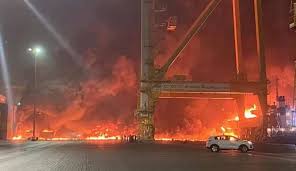 Isu a intervenit cu 14 autospeciale, după ce un restaurant a fost cuprins de flăcări. Portul Jebel Ali Cel Mai Important Din Dubai A Fost Cuprins De FlÄƒcÄƒri Explozia S A Auzit In Tot Orasul Update Incendiul A Fost Stins
