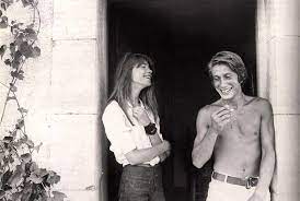 Et moi, et moi, et moi, les playboys, on nous cache tout, on nous dit rien. French Singer Jacques Dutronc With Wife And Singer Francoise Hardy Early Seventies Francoise Hardy Naturliche Madchen Architektur