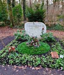 Nur einen schritt weiter findet sich das grab von ernst reuter, . Hildegard Knef Winterruhe Facebook