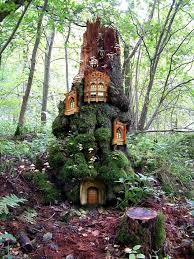A Fairyland Castle For The Strawberry Bed Avec Images Jardin De Maison Feerique Cabane Dans Les Arbres Feerique Jardinage De Fee