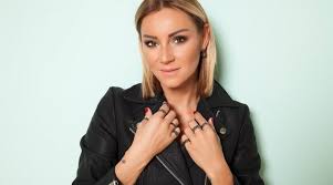 Sürekli mail geliyor pınar altuğ yeni saç rengi ile ilgili. Pinar Altug Isyan Etti Magazin