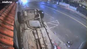 VÍDEO | Moradora fica presa em casa após carro atingir portão em Vila Velha