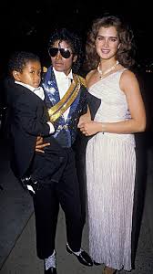 They Look Like A Married Family In This Pic And That My Friend Gives Me All Kinds Of Ideas Michael Jackson Thriller Photos Of Michael Jackson Michael Jackson