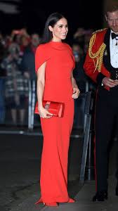 Cómo combinar un reloj blanco y rojo en 2017 (39 formas) | moda … Rebel Wilson Luce El Vestido Largo Rojo Con Capa De Meghan Markle