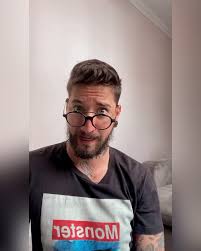 O Daniel Schuchmann Kripka e eu gravamos um vídeo falando alguns fatos  sobre a gente.. já assistiu? Corre lá que está super legal! Tudo Em  Dobro...