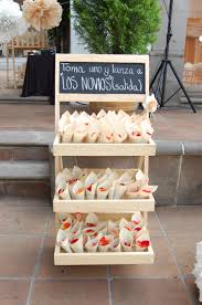 Y el papel kraft se ha vuelto muy requerido en el mundo de los diseños para tarjetas de casamiento originales. Petalos En Conos De Papel Organizar Boda Boda Magica Boda