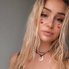 Ella Boyd's Instagram, Twitter & Facebook