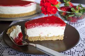 La farcia del dolce è una crema ricca di formaggi freschi: Cheesecake Alle Fragole Senza Cottura
