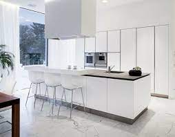Une cuisine moderne grise et blanche qui s'ouvre sur le salon avec harmonie grâce aux niches éclairées. Cuisine Blanche 38 Idees Pour Une Cuisine Lumineuse