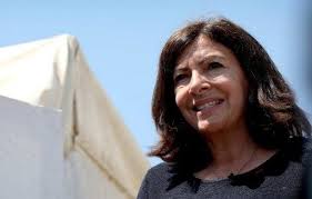 Paris: Anne Hidalgo fait un aller-retour en Falcon pour suivre le Tour de  France en Savoie