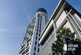 Für etwa 20 wohnungen ab einer größe von 120 quadratmetern würden noch käufer gesucht. Henninger Turm Hochhaus Mit Aussichtsplattform Und Restaurant