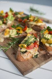 Tomaten Avocado Kase Bruschetta Herzhafter Snack Rezept Fingerfood Vegetarisch Herzhafte Snacks Rezepte