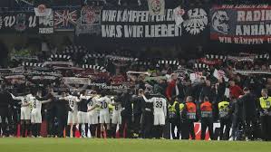 Der österreichische nationalspieler empfiehlt sich als kapitän der frankfurter. Europa League Eintracht Fans Ganz Gross Sogar Penalty Pechvogel Martin Hinteregger Wird Gefeiert Wie Ein Held