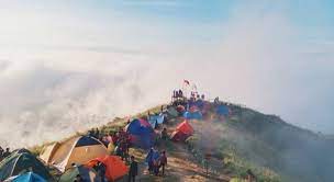 Tahun lalu lagi di jepang, jadi di gunung fuji mengibarkan bendera merah putih dan memang terasa banget jiwa nasionalisnya, kata dinda ditemui di pondok salada, gunung papandayan, garut, jawa barat, senin (17/8/2020). Netizen Indah Dan Ramah Didaki Gunung Bendera Padalarang Cocok Untuk Pendaki Pemula