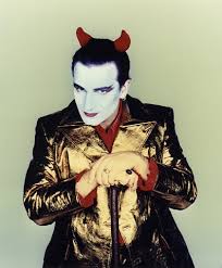 Una noche en Rotterdam hace 26 aos naca este personaje el diablo que Bono  lleva dentro El nombre MacPhisto proviene de Mephisto abreviatura de  Mephistopheles  el nombre del diablo a quien