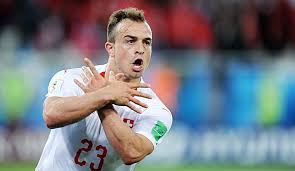 Bij albanië zullen taulant xhaka en captain lorik cana niet aan de aftrap. Granit Xhaka Und Xherdan Shaqiri Provozieren Gegen Serbien Mit Doppeladler Jubel