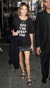A Celebrity Guide To Wearing Flat Sandals Alexa Chung Style Fashion 1970s Fashion Women
