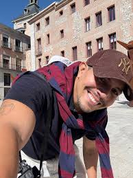 Meeting solo travelers in West End for drinks