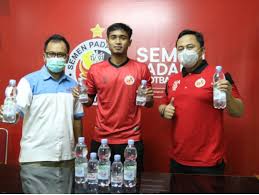 Diam merupakan sebuah tindakan yang mana tidak bersuara dan tidak bicara sepatah kata pun. Logo Minuman Le Minerale Akan Hiasi Jersey Tim Semen Padang Fc Kata Sumbar