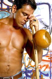 Com quase 50 anos, Beto Simas mostra o belo corpo e diz que quer voltar à  TV: 'Sinto falta de atuar'