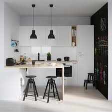 Petite cuisine blanche avec un sol d echecs moderne et un refrigerateur noir banque d images et photos libres de droits image 93738724. Cuisine Blanc Et Noir 40 Propositions Qui Donnent Envie D Essayer Contraste
