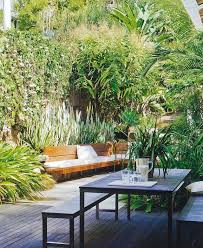 Abgelegener Garten Umgeben Von Pflanzen Mit Esstisch Und Banken Aus Holz Und Metall Und Holzbank Creatorvox Sebastiano Luperto Dekoration Landschaftsbau Fur Kleinen Hinterhof Patio Garten Hintergarten