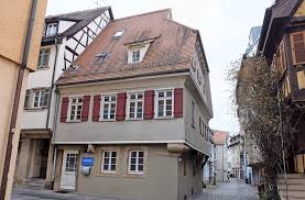 Das haus der kulturen der welt ist ein ort für die internationalen zeitgenössischen künste und ein forum für aktuelle entwicklungen und diskurse. Das Alteste Gebaude Bad Cannstatts Bauzeit 1348 In Stein Gemeisselt Bad Cannstatt Stuttgarter Nachrichten